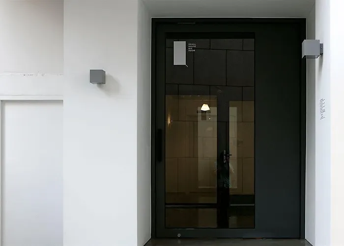 Small House Big Door Myeongdong 首爾