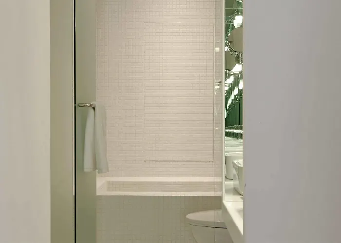 Small House Big Door Myeongdong 3* 首爾