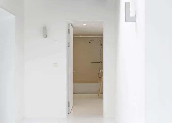 Small House Big Door Myeongdong 首爾